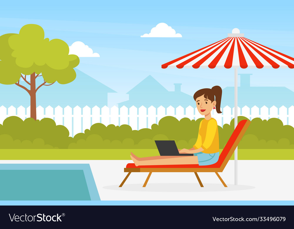 Frau Arbeit auf Laptop durch den Pool
