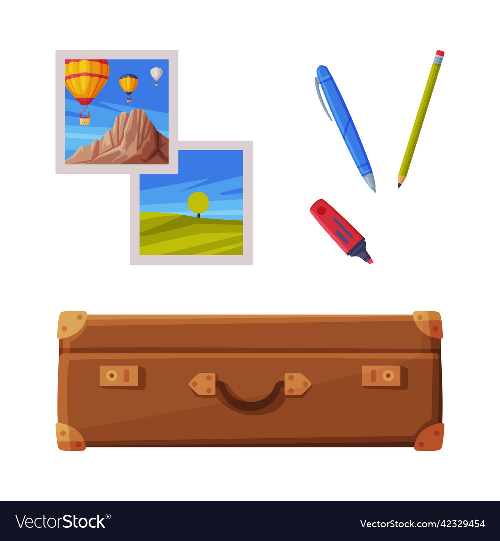 Braune Gepäcktasche und Fotokarten als Reise